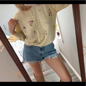 Vintage sweater with embroidered flowers